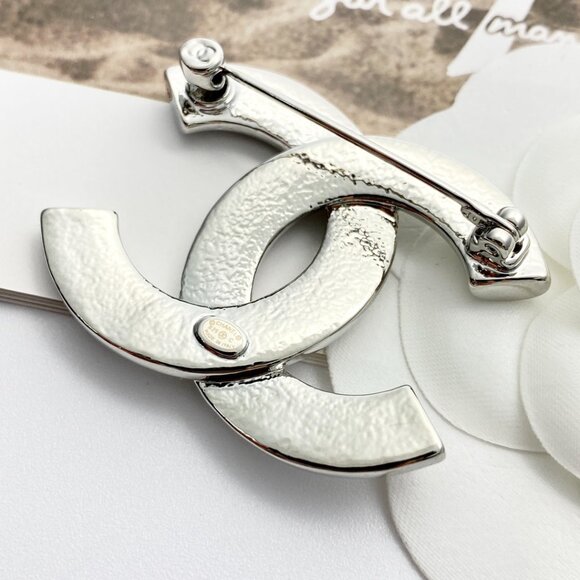 CHANEL Classic Silver Brooch - Picture 5 of 7